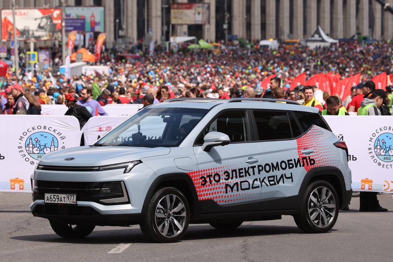 Электромобиль Москвич 3е возглавит колонну на Московском весеннем велофестивале